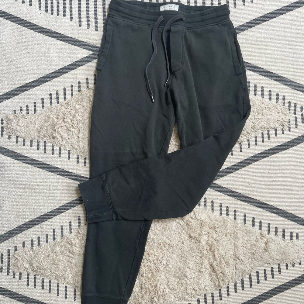 Men’s American Eagle joggers.